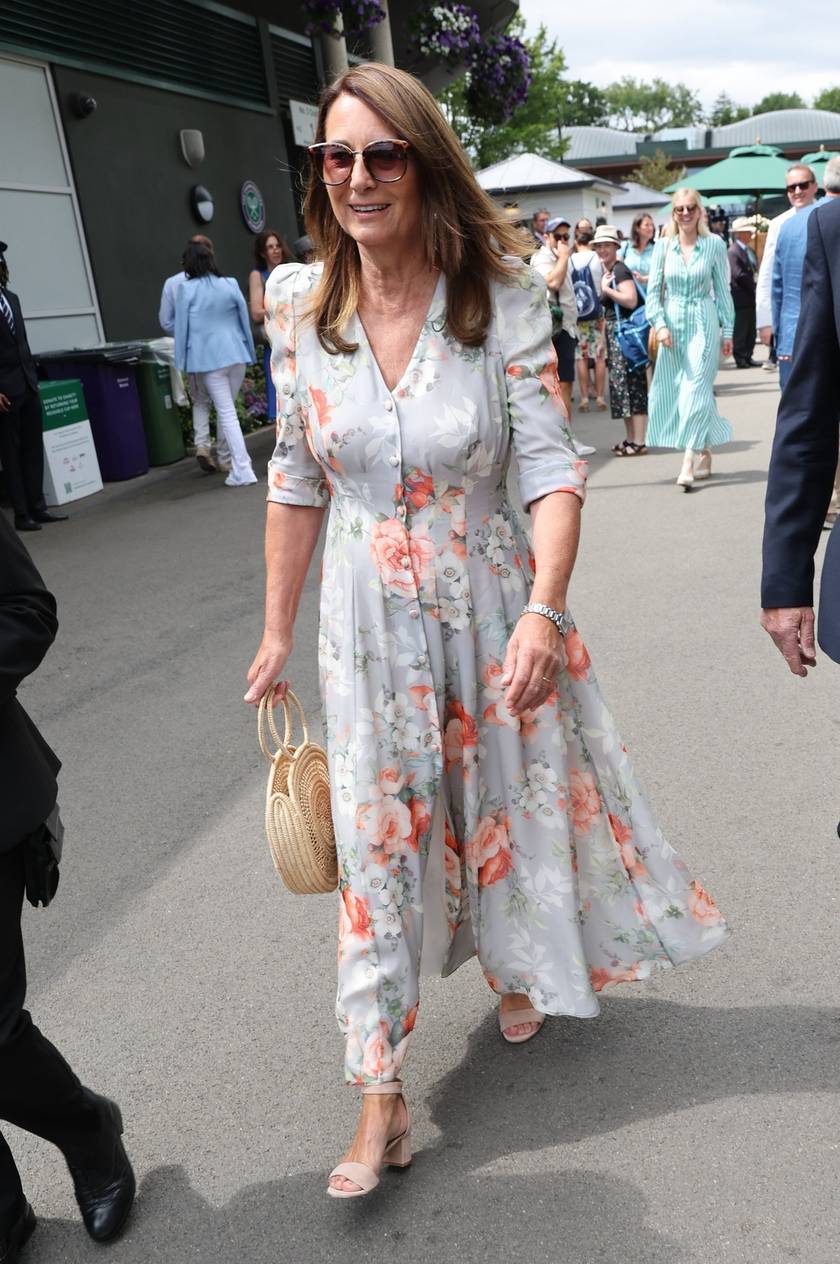 Carole Middleton virágos ruhában keltett feltűnést az idei wimbledoni teniszbajnokság kilencedik napján.