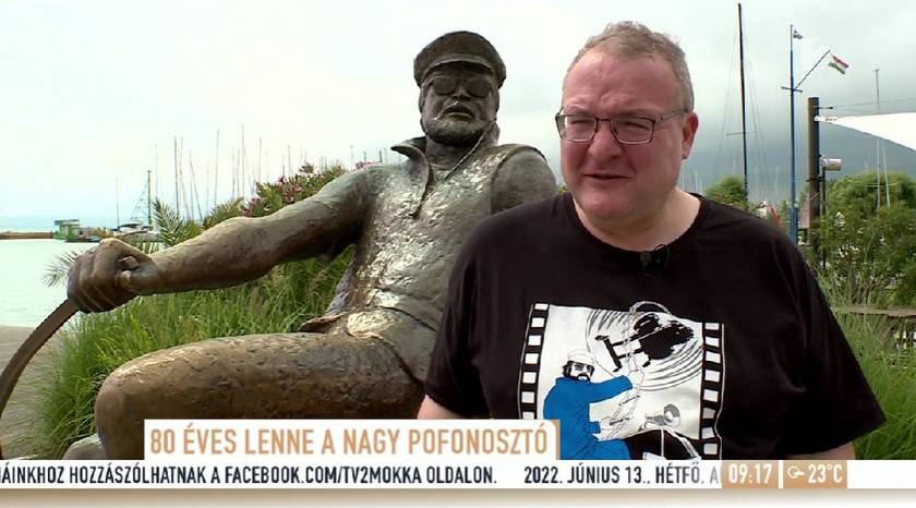 Bujtor Balázs édesapja szobra mellett állva adott interjút.