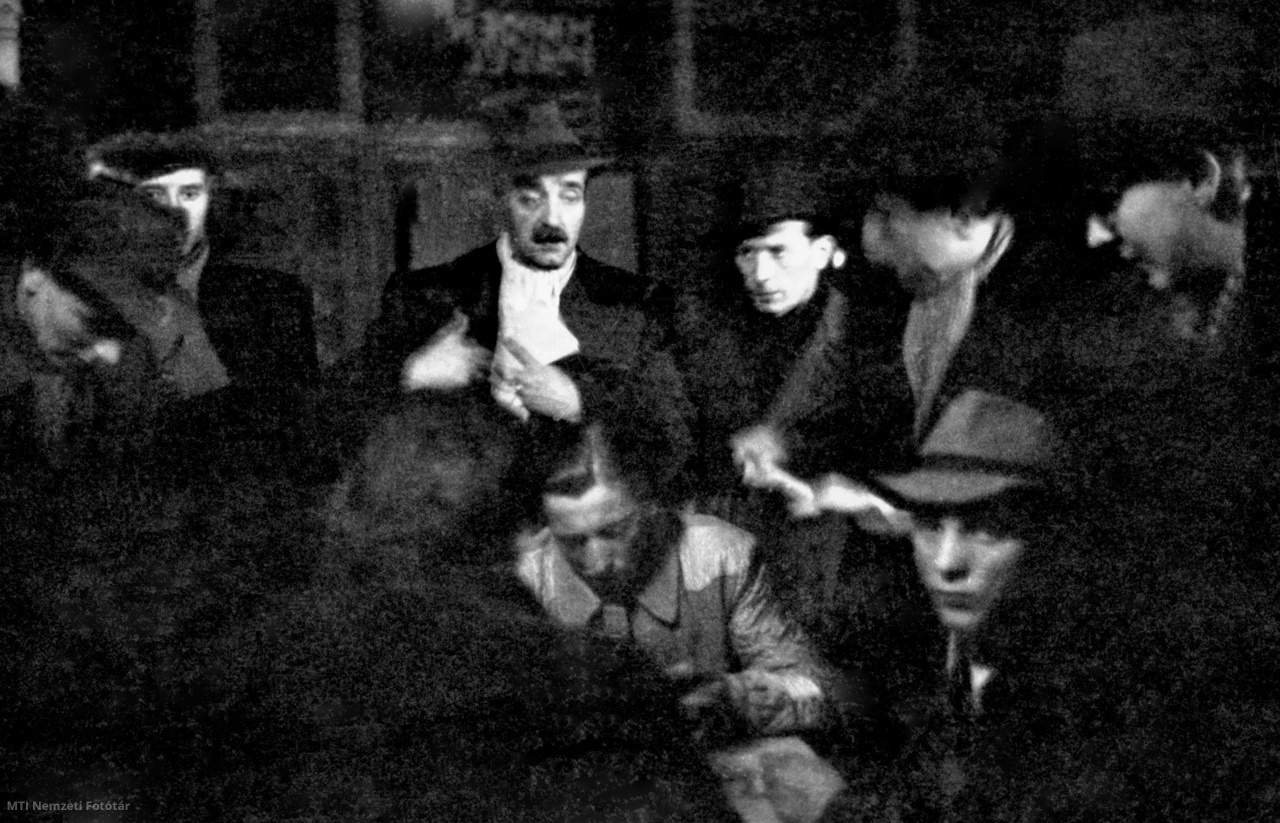Budapest, 1947. február 28. Civil ruhás rendőrök igazoltatják egy kártyázó társaság tagjait. 