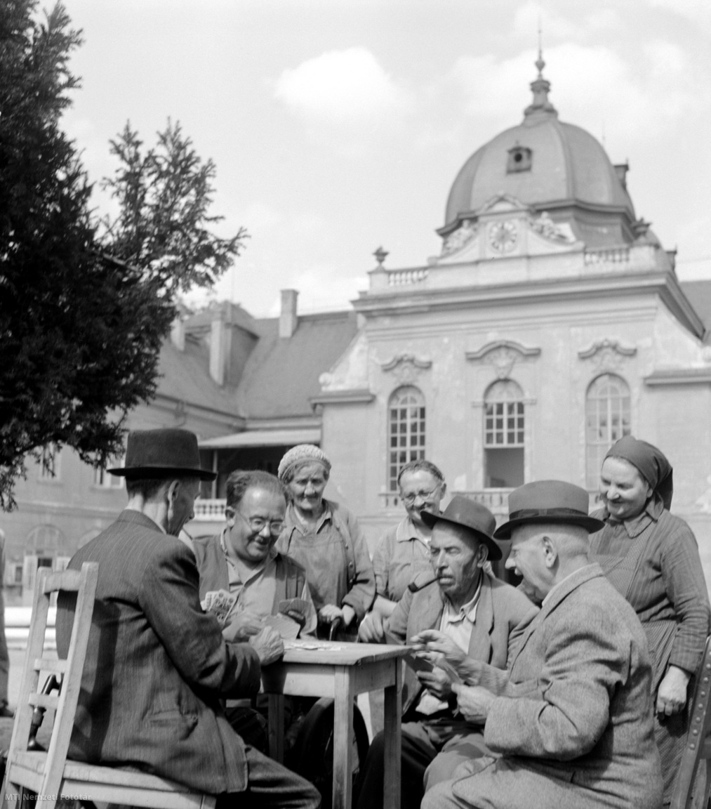 Gödöllő, 1958. augusztus 28. Kártyázó férfiak a volt Grassalkovich-kastély kertjében. A Fővárosi Tanács Szociális otthonát júliusban nyitották meg Horthy Miklós egykori gödöllői vadászkastélyában.