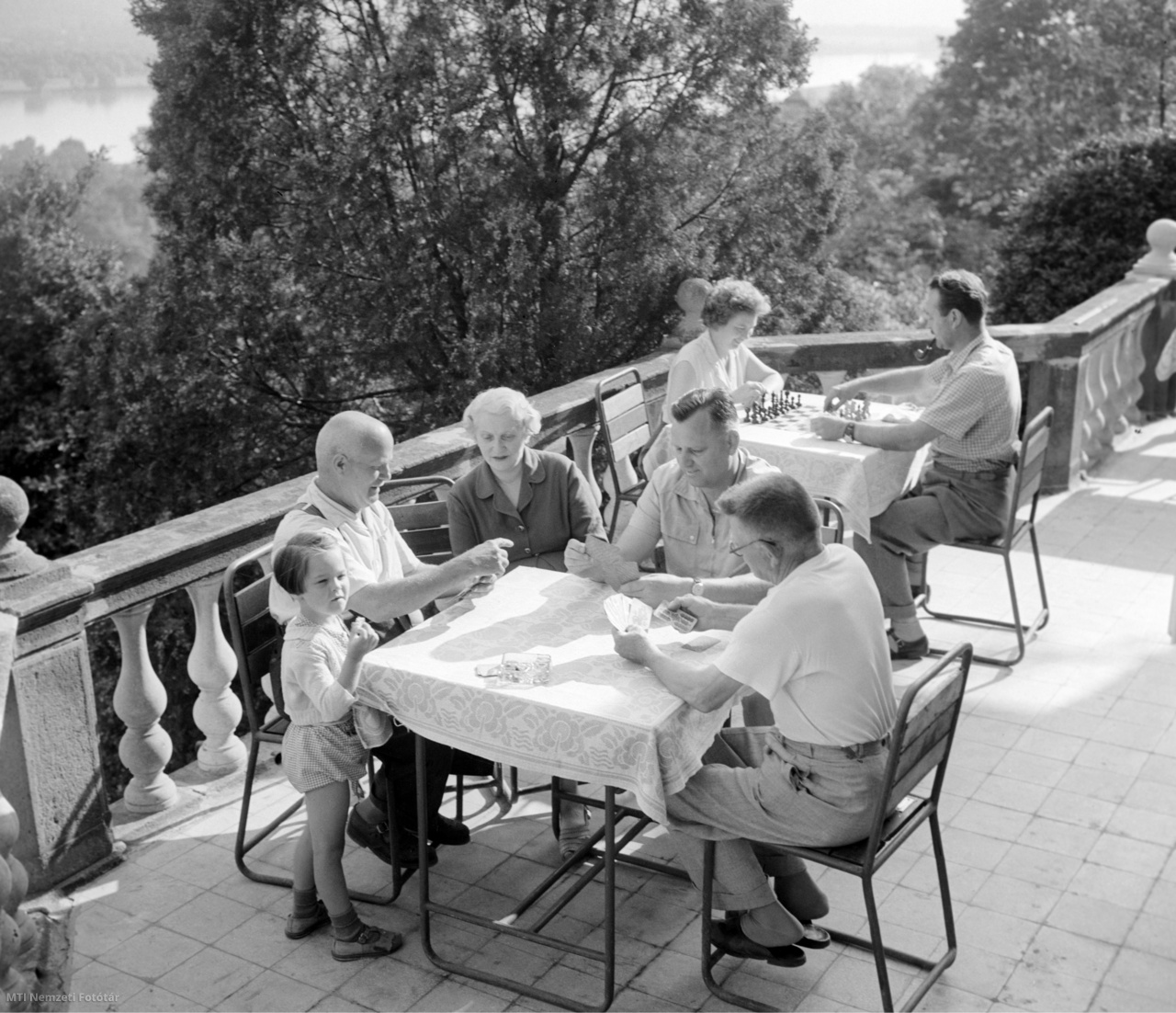 Nógrádverőce, 1959. június 26. Üdülővendégek kártyáznak és sakkoznak a Csepel Vas- és Fémművek nógrádverőcei üdülőjének teraszán.