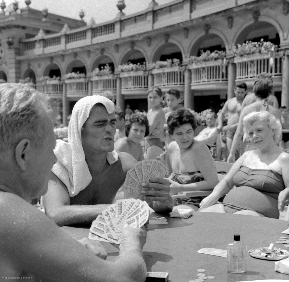 Budapest, 1960. július 20. Strandolók kártyáznak a nagy melegben a Széchenyi Gyógyfürdőben. Az egyik férfi fején törölközővel védekezik a napsütés ellen.
