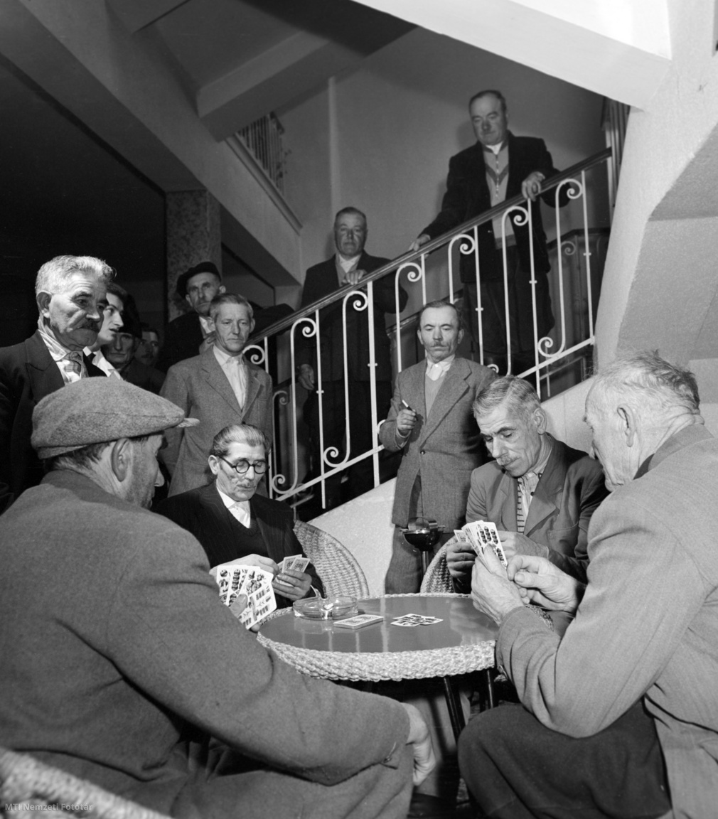 Baranya megye, 1963. február 1. Pihenő parasztgazdák kártyáznak társaik figyelme mellett egy Baranya megyei üdülőben. A felvétel készítésének pontos helye ismeretlen.