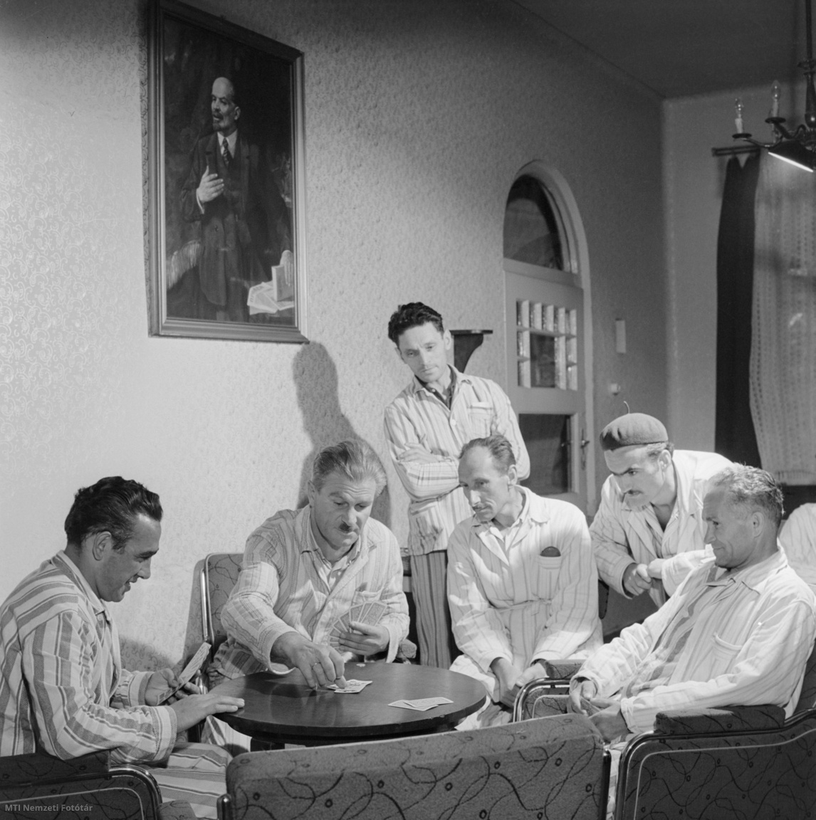 Sikonda, 1962. június 4. Kártyáznak a társalgóban az éjjeli szanatóriumba beutalt bányászok. Lassan tíz éve, hogy a pécsi és komlói bányászok részére megnyitották a sikondai éjjeli szanatóriumot, ahol munkaidejük után a panaszoknak megfelelő gyógykezelést kapnak, illetve eltölthetik szabadidejüket. A szanatóriumban két orvos, öt ápolónő és két fürdőmester segíti elő az elsősorban mozgásszervi megbetegedéssel négyhetes kezelésre beutalt bányászokat.