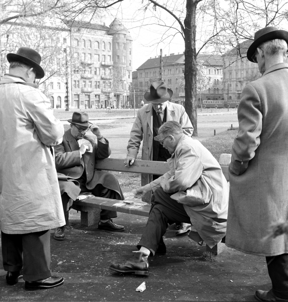 Budapest, 1965. szeptember 7. Férfiak kártyáznak egy padon a Városligetben.