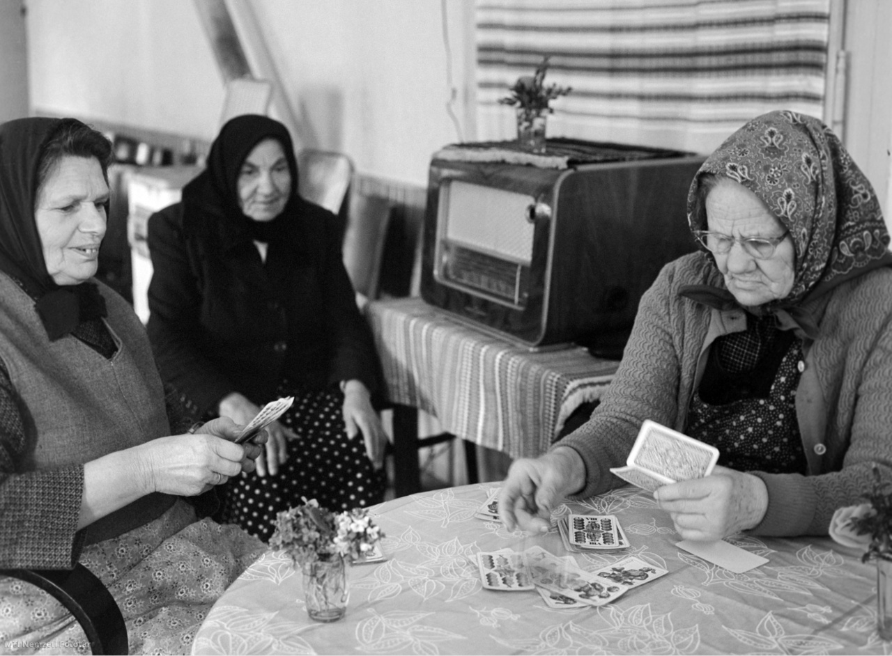 Révfülöp, 1968. március 26. Felsős kártyajátékot (tartli) játszanak az idős asszonyok a révfülöpi községi tanács napközi otthonában – a háttérben egy 1954-es, hatcsöves Orion 520 Ag típusú rádió látható. Az otthont egy régi szállodaépületben rendezték be az öregeknek, és ugyanitt megoldhatták a rászorulók étkeztetését is.