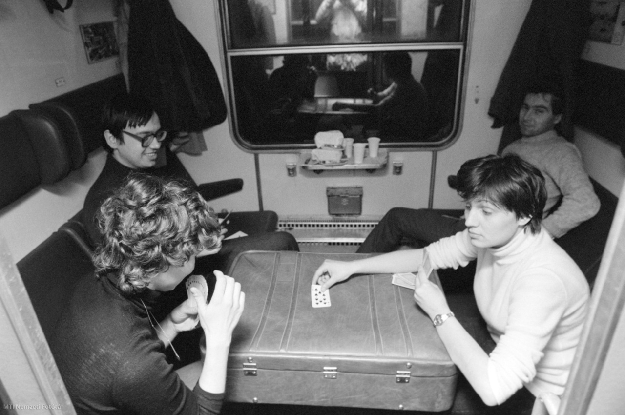 Békéscsaba, 1984. február 13. Kártyáznak a hófúvás miatt Békéscsabán rekedt Pannónia Expressz utasai a vonatfülkében.