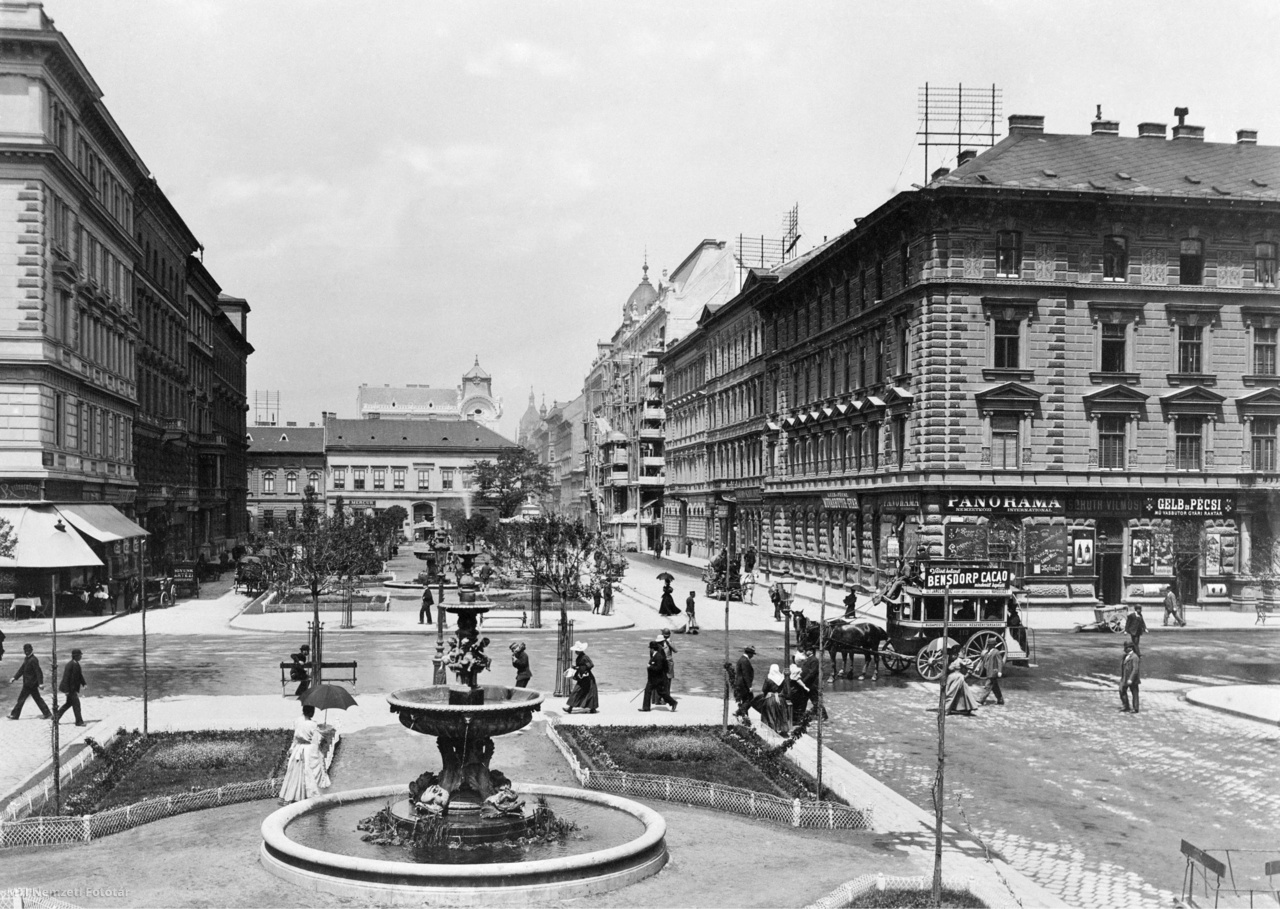 Budapest, 1900-as évek, 1921 előtt. A régi Terézváros: a mai Andrássy út és a Jókai tér – reprodukció. A téren álló szökőkút helyén állították fel a Jókai-szobrot 1921-ben. MTI Fotó: Reprodukció
