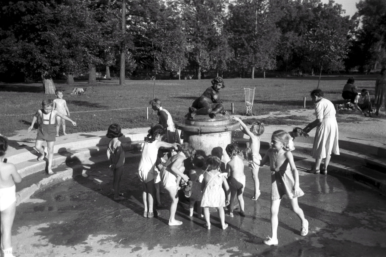 Budapest, 1949. július 13. A Margit-sziget. A szökőkút medencéjében a kevés víznek is örülnek a gyerekek.
