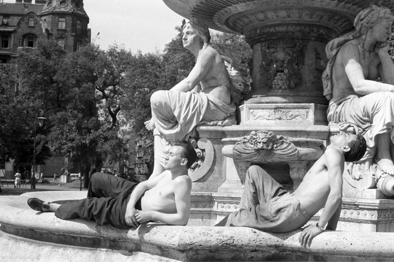 Budapest, 1960. május 18. Két fiatalember a szökőkút szélén napozik a kánikulában az Engels téren (1989 után Erzsébet tér). 1944-45-ben a kút súlyosan megsérült, azt 1952–56-ban Győry Dezső faragta újjá.