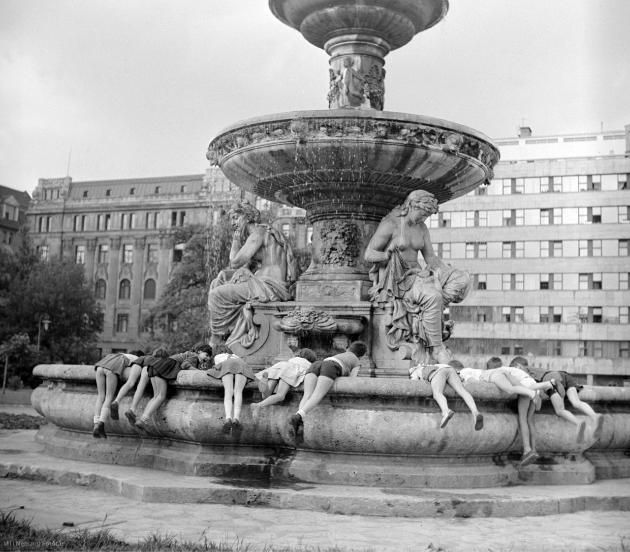 Budapest, 1962. június 18. Gyerekek pancsolnak az Engels téri Danubius-kútban.
