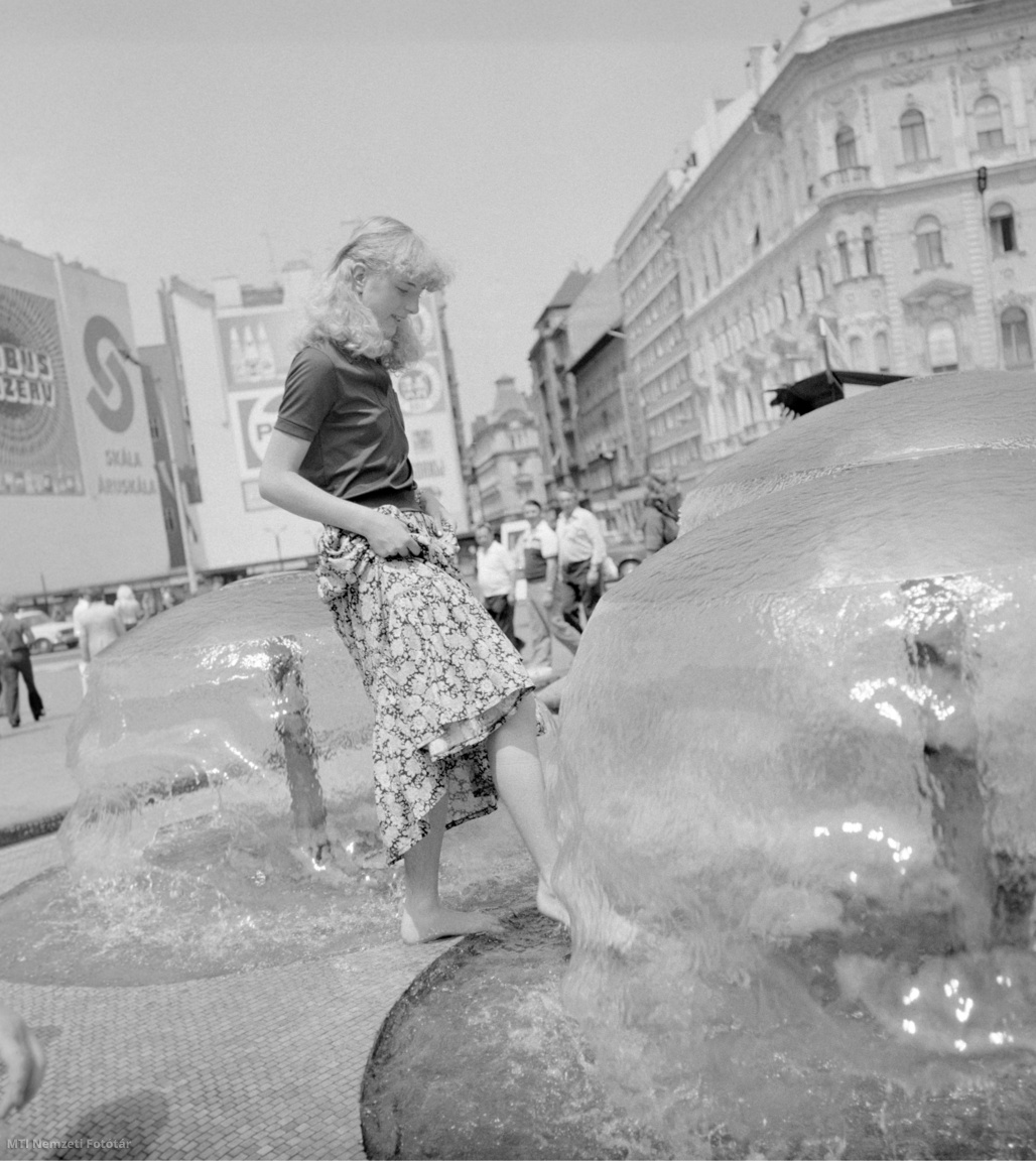 Budapest, 1979. június 4. Fiatal lány hűsíti a lábát a Blaha Lujza téri szökőkútban a budapesti kánikulában.