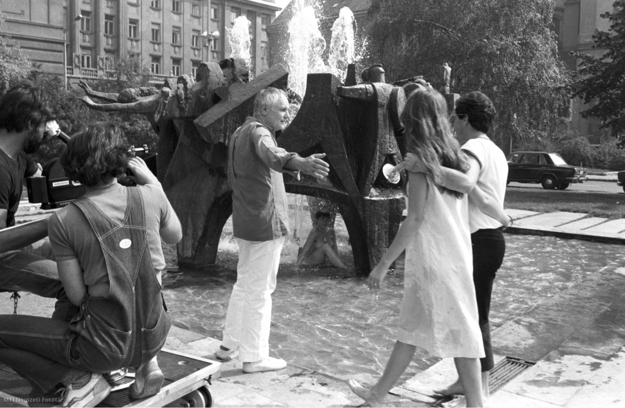 Budapest, 1982. szeptember 15. Jancsó Miklós filmrendező (b) a Magyar Televízió stábjával filmet forgat Budapestről az Olasz Televízió részére a castrum szökőkútnál a Március 15. téren.