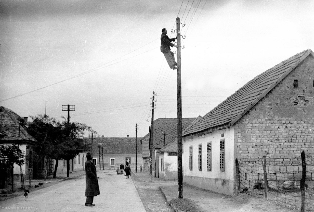 Magyarország, 1948. október 6. Faluvillamosítás a hároméves terv keretében. A felvétel készítésének pontos helyszíne ismeretlen