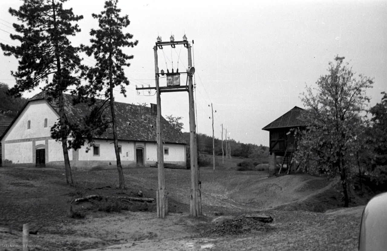 Borjád, 1949. május 16. Kigyullad a villany a Baranya megyei Borjád községben a hároméves terv faluvillamosítási programjának eredményeként