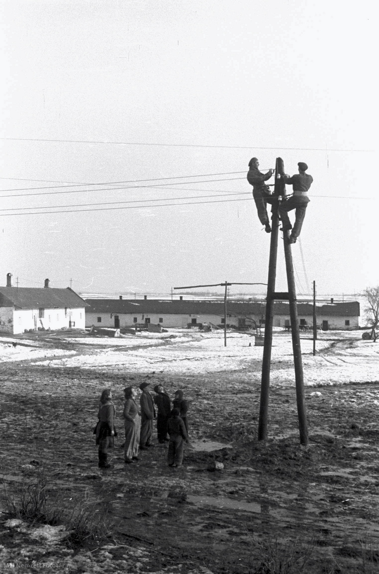 Kiskunfélegyháza, 1954. január 24. A Megyevillamosság dolgozói beszerelik a villanyt a tsz-be 