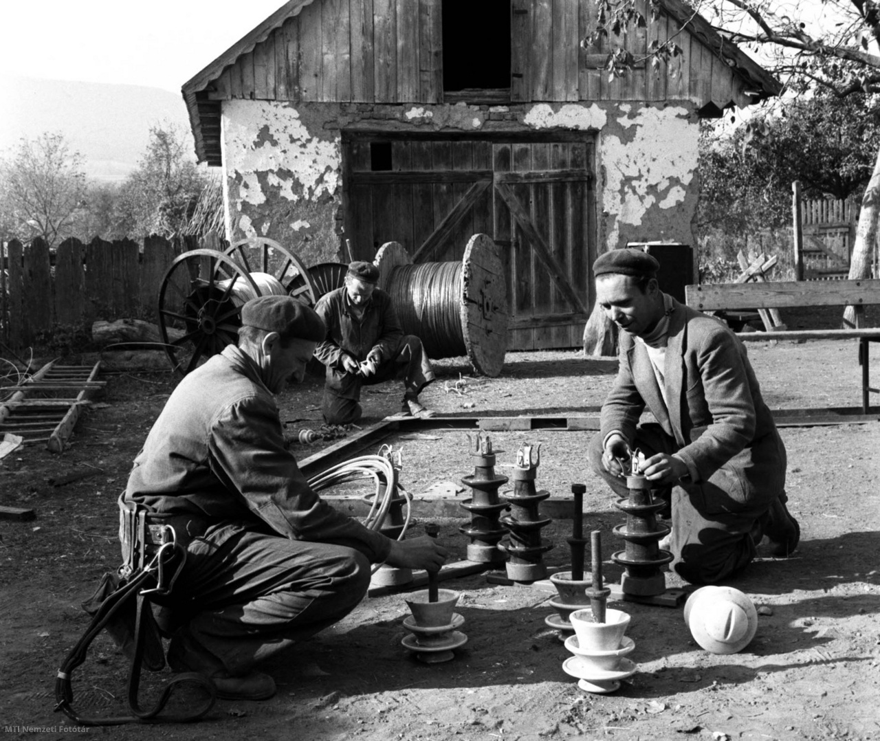 Erdőhorváti, 1962. október 26. Aporligeten, a Szabolcs megyei kisközségben 1963. augusztus 20-án kigyulladt a villany, miután a helységet is bekapcsolták az országos villamosenergia-hálózatba. Ezzel Magyarországon befejeződött a falvak villamosítása. A képen: az Észak-magyarországi Áramszolgáltató Vállalat villanyszerelői szerelésre készítik elő a szigetelőket Erdőhorvátiban