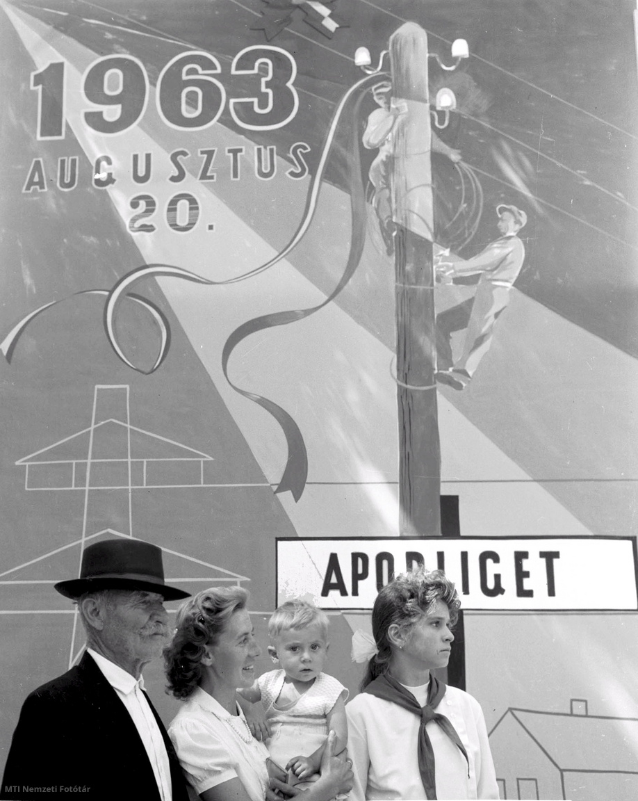 Aporliget, 1963. augusztus 20. A község ünnepi gyűlésének résztvevői, amelyen a nehézipari miniszter mondott beszédet. Az alkotmány ünnepén Aporligeten kigyúlt a villany, ezzel befejeződött a falu villamosítása