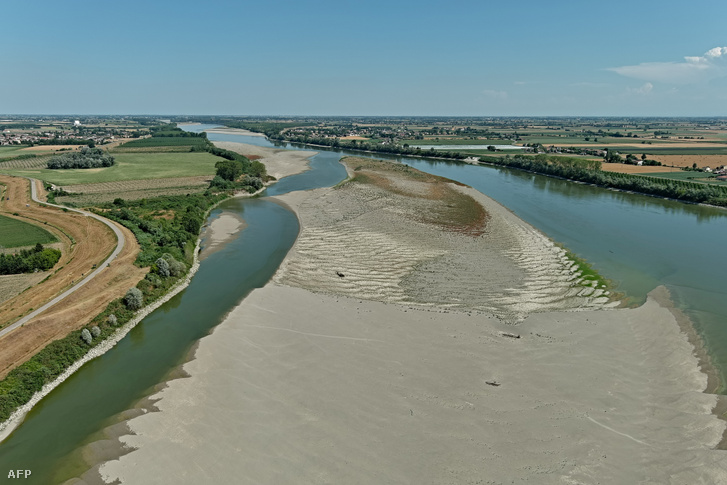 A 2022. július 5-én készült légi felvétel a Pó folyó alacsony szintjéről Castelmassa település közelében