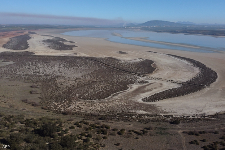 Légi felvétel a Malagától mintegy 70 kilométerre lévő Fuente de Piedra-tóról 2022. február 15-én