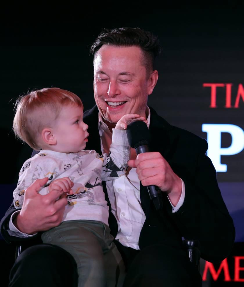 Elon Musk és 2020 májusában született fia, X Æ A-Xii. A pici nem mindennapi nevéről hetekig cikkeztek a lapok.