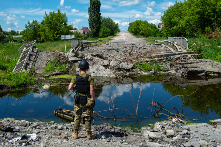 Egy lerombolt híd Harkiv régióban Ukrajnában 2022. június 16-án