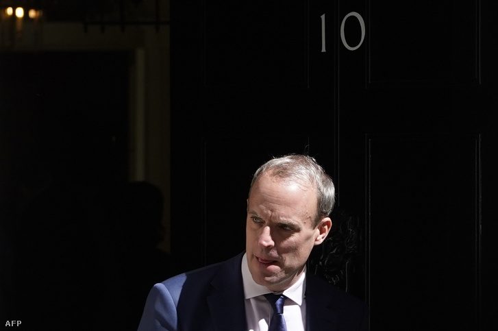 Dominic Raab, Nagy-Britannia igazságügyi minisztere és miniszterelnök-helyettese távozik a Downing Street 10.-ben tartott kormányülésről 2022. június 7-én