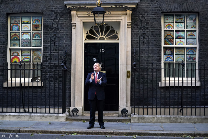 Boris Johnson brit miniszterelnök a londoni kormányfői rezidencia, a Downing Street 10. kapujában állva 2020. május 28-án