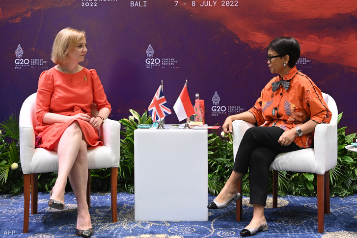 Indonézia külügyminisztere, Retno Marsudi Liz Truss brit külügyminiszterrel a G20-ak külügyminiszteri találkozóján Nusa Duában 2022. július 7-én