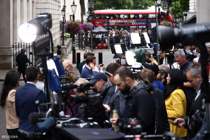 A média képviselői 2022. július 7-én a Downing Street 10. előtt, ahol Boris Johnson brit miniszterelnök várhatóan bejelentést tesz