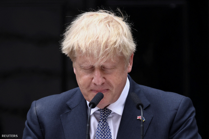 Boris Johnson a Downing Street 10. előtt hivatalosan bejelentette lemondását 2022. július 7-én