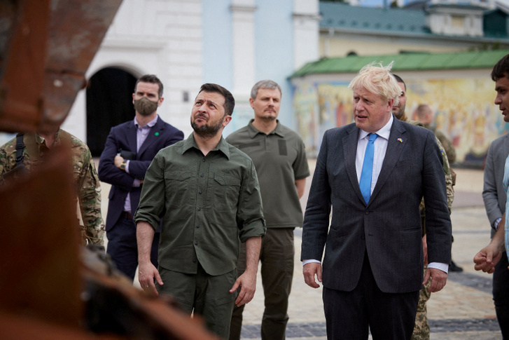 Boris Johnson brit miniszterelnök és Volodimir Zelenszkij Ukrajna elnöke a kijevi Mikhailivska téren 2022. június 17-én