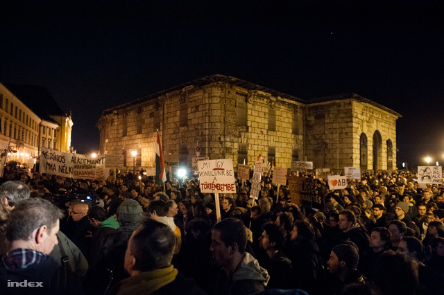 Tüntetés alaptörvény negyedik módosítása ellen a Sándor Palota melletti téren, 2013. márciusában