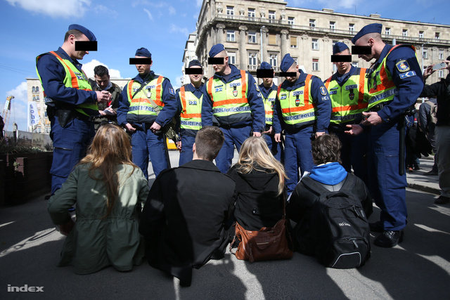 Diákok tüntettek a Parlament bejáratánál az alaptörvény negyedik módosításáról szóló szavazás napján
