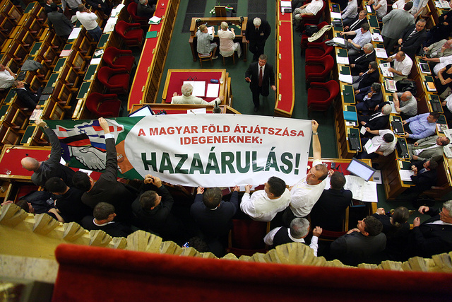 A Jobbik akciója a parlamentben a földtörvény zárószavazása napján