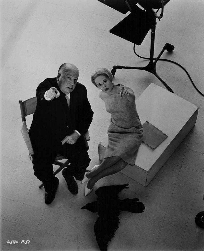 Alfred Hitchcock és Tippi Hedren a Madarak forgatásán.