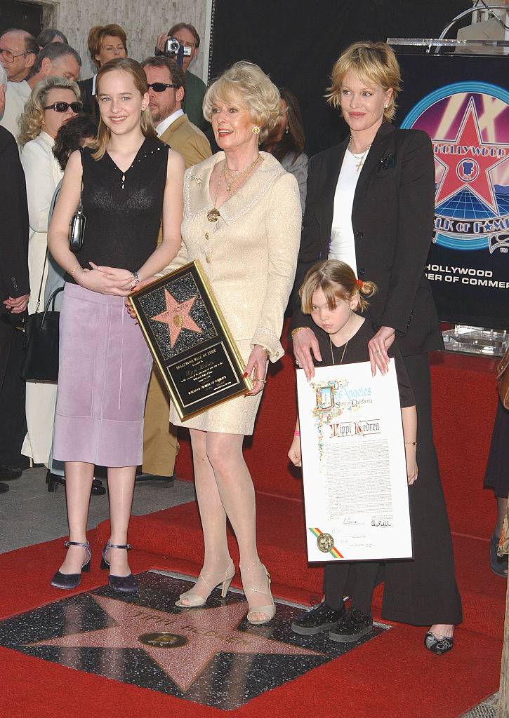 Tippi Hedren (középen) 2003-ban lányával, Melanie Griffithszel és unokáival, Dakota Johnsonnal és Stella Banderasszal.