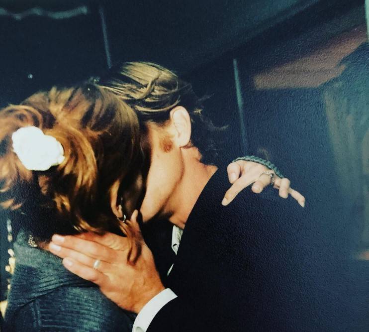 "20 év együtt. Nem tudjuk abbahagyni a mosolygást. Nem tudjuk abbahagyni a csókolózást" - írta Julia Roberts a 20. évfordulójuk alkalmából megosztott képhez.