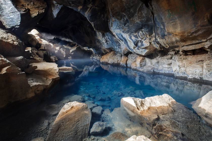 A kép csak illusztráció. Az ősi víz, amit találtak egy 3 km hosszú bánya legalján található, így valószínűtlen, hogy szép kék színben pompázna.