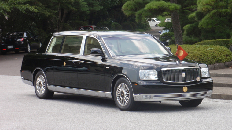 Toyota Century Royal. Az autót a monarchia jelképe dísziti, az arany krizantém a császári trónra utal Forrás: wikidata.org