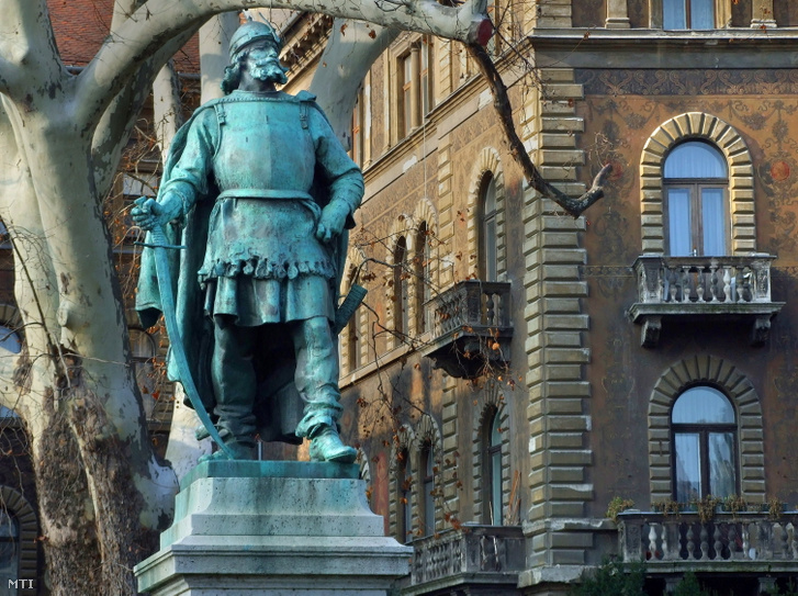 Szondi György (1504-1552) várkapitány drégelyi hős egészalakos bronz szobra a Kodály köröndön. Marton László szobrászművész 1958-ban fölállított alkotása
