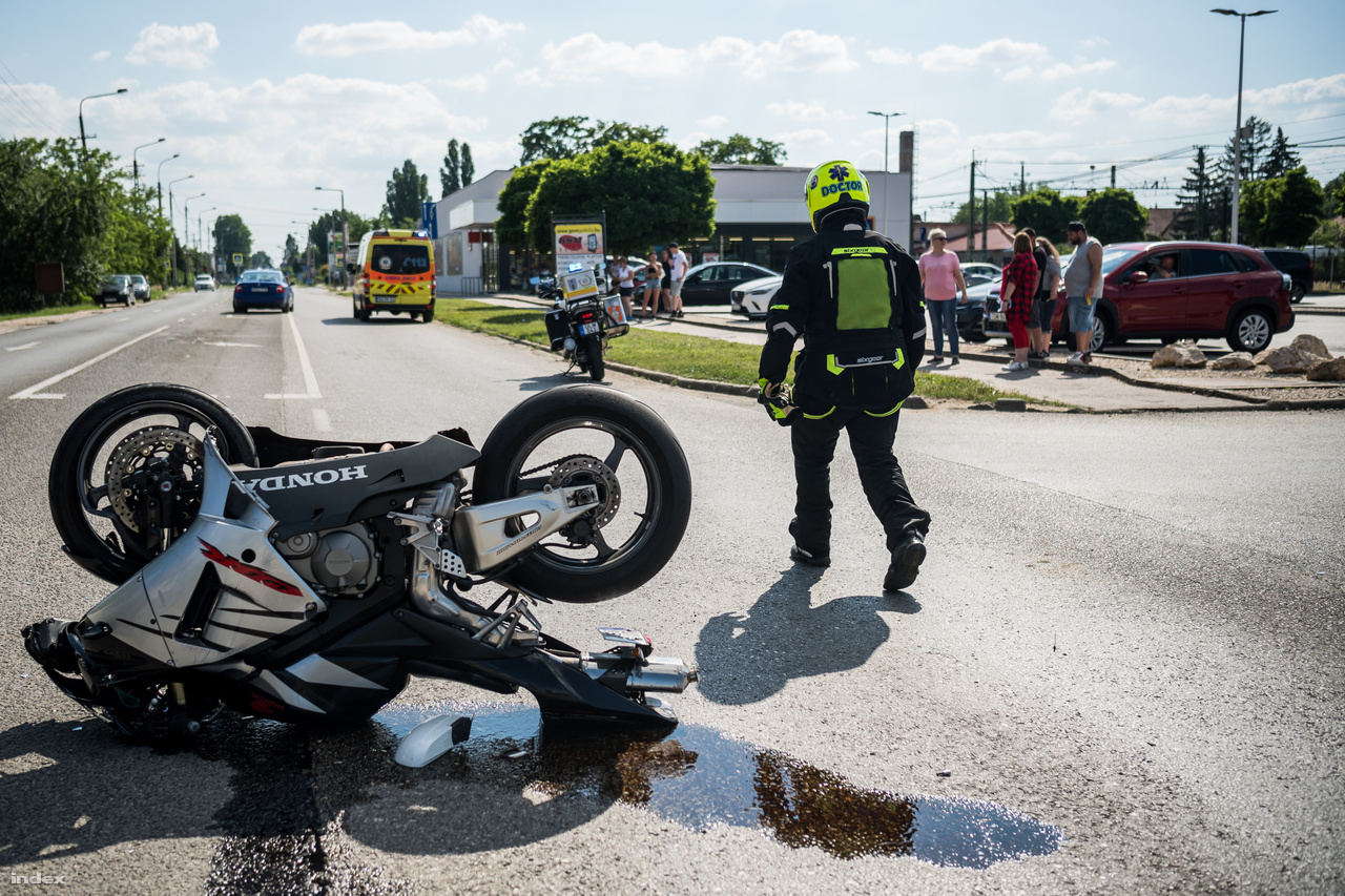Patric Kistarcsán egy baleset helyszínén, ahol motoros ütközött autóval