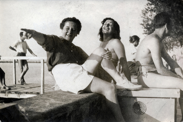 Gobbi Hilda Ferda Manyi színésznő társaságában a Siófoki strandon (1948)