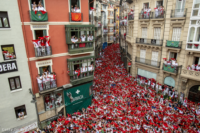 A Sanfermin spanyol ünnep tömege