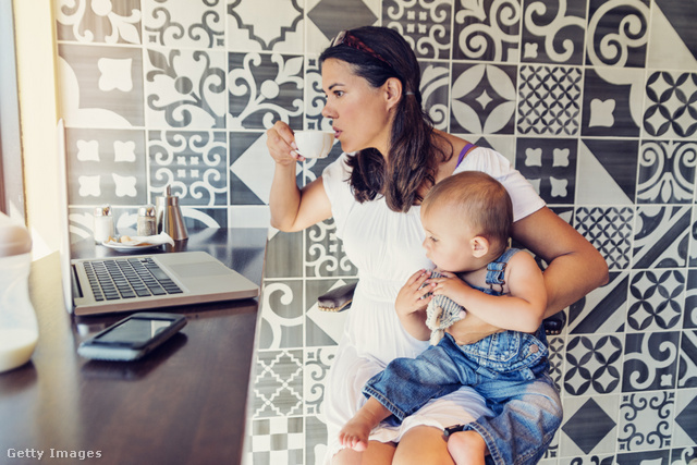 A női munkavállalóknak, így a főnököknek is komoly gondot okozhat az elég jó anyaság és az elég jó munkaerőérzés egyszerre történő megélése