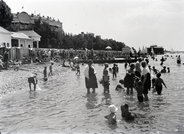 Fürdőzők Abbáziában 1935-ben