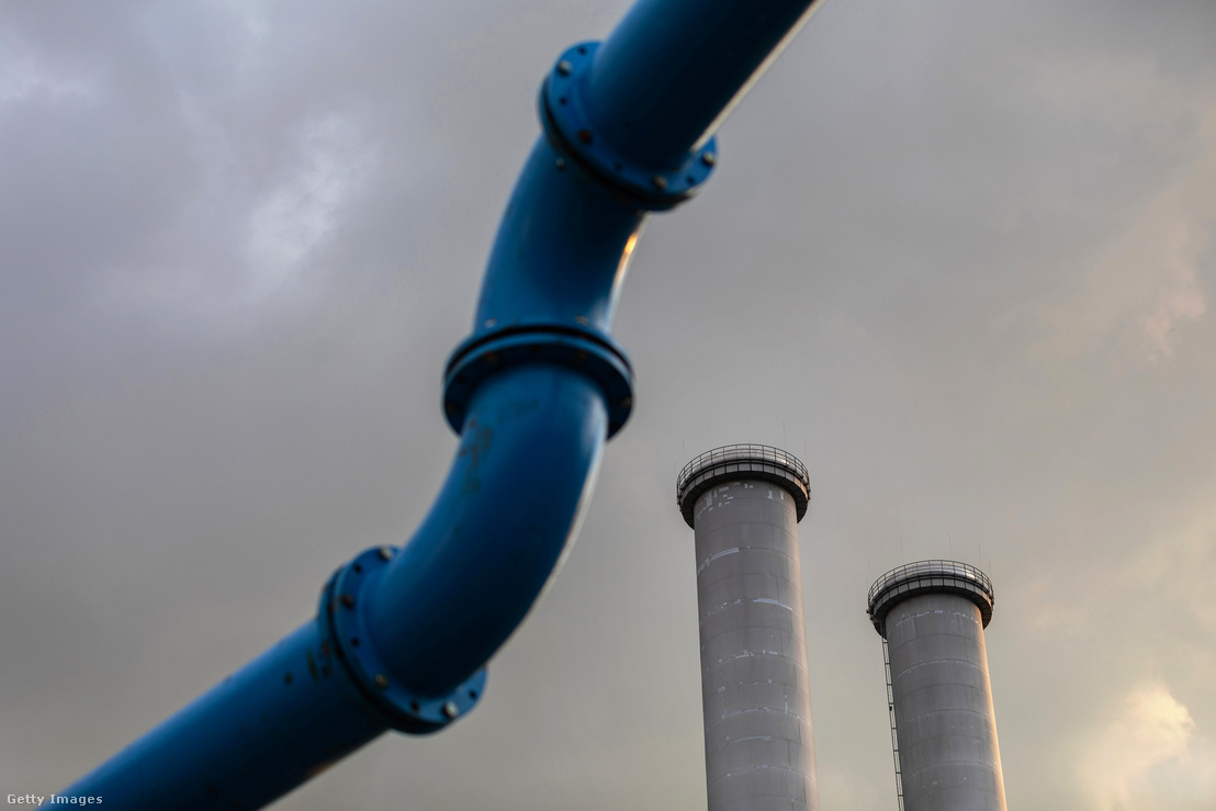 Kémények és csővezetékek a Vattenfall AB által üzemeltetett Mitte Kombinált Hő- és Villamosenergia-termelő (CHP) földgázerőműben Berlinben, 2022. május 17-én