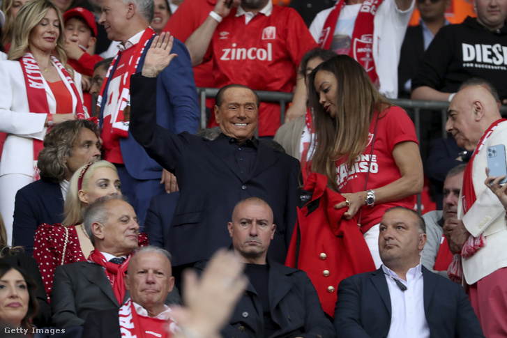 Silvio Berlusconi ünnepel (és ünnepelteti magát) a lelátón a Monza által megnyert osztályozó után