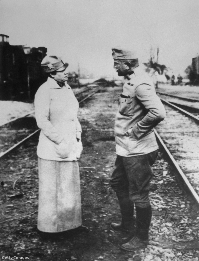 Nellie Bly egy osztrák katonával beszélget a fronton