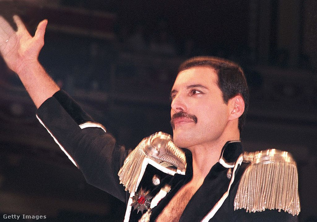 Pedig nem lehetett könnyű átadni Freddie Mercury kisugárzását